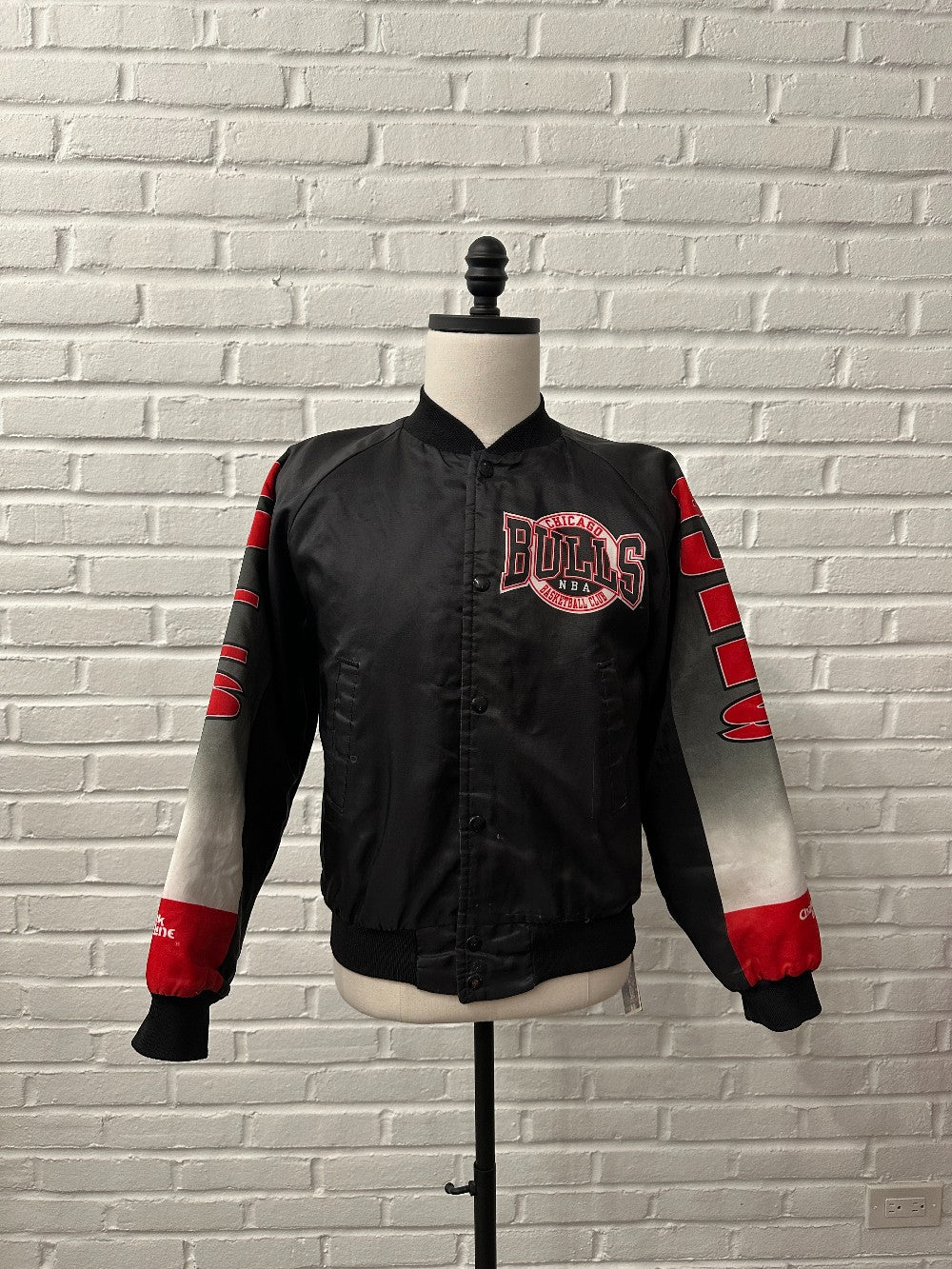 (Kids Small 18/20) Vintage 90s Chalk Line Chicago Bulls Jacket|680