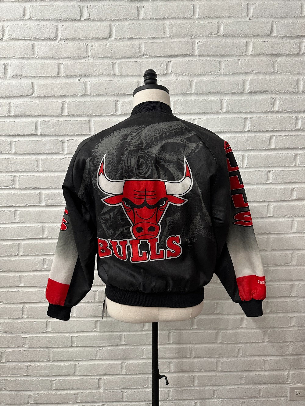 (Kids Small 18/20) Vintage 90s Chalk Line Chicago Bulls Jacket|681