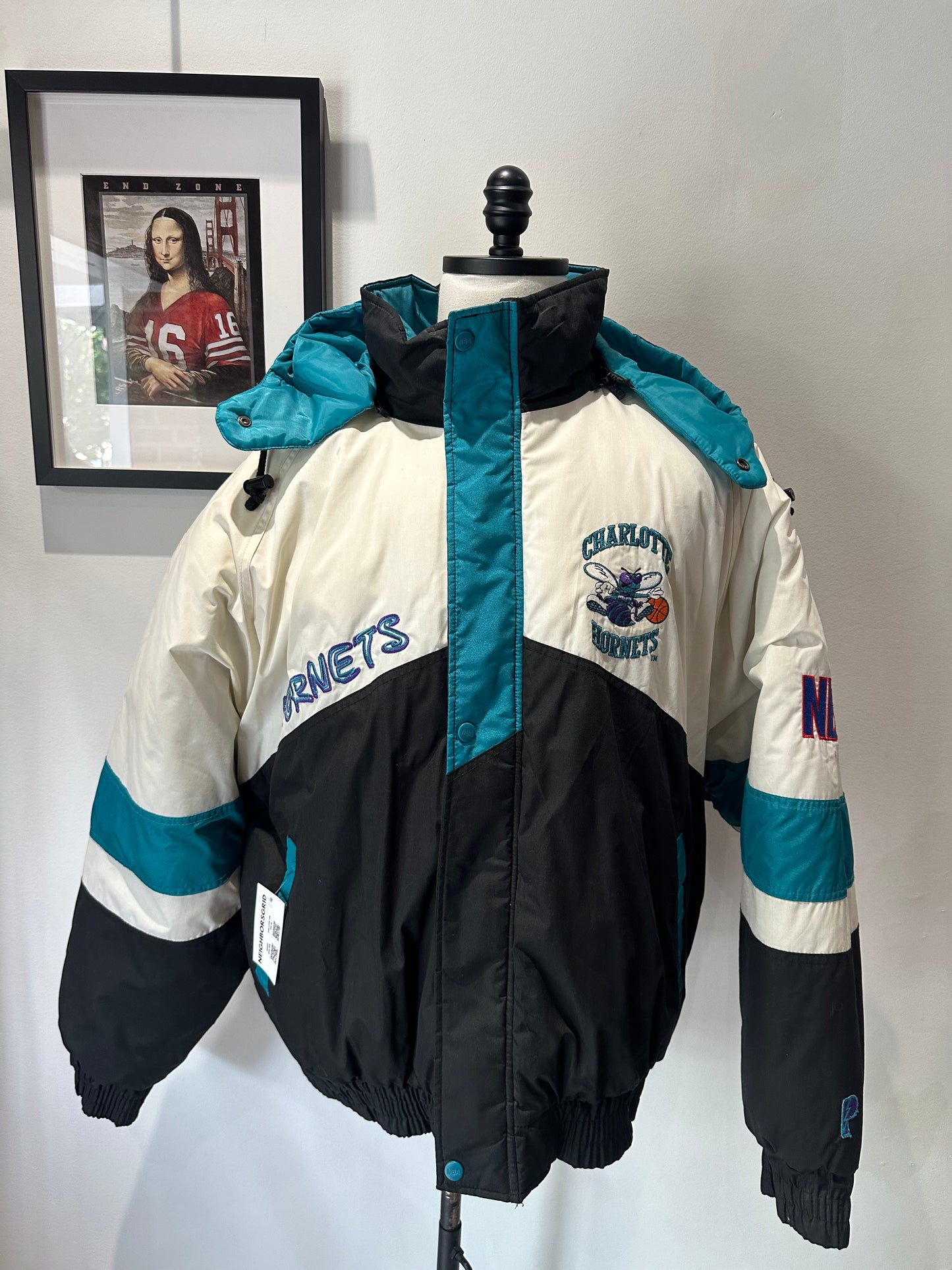 (Mens XXL) 90s Charlotte Hornets Puffer Jacket 007