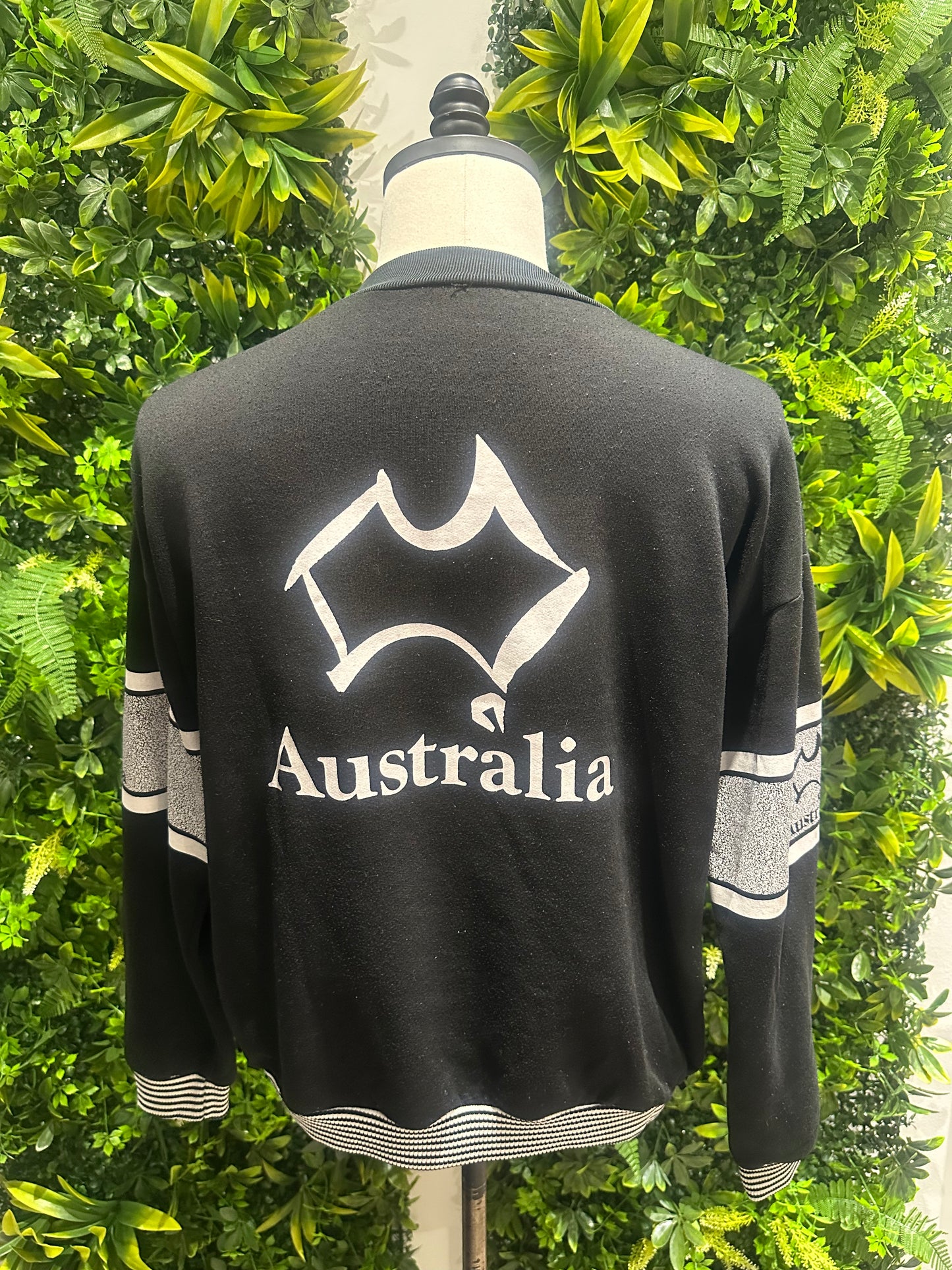 (Mens Large) 'We Saw Australia' Black Sweater 007