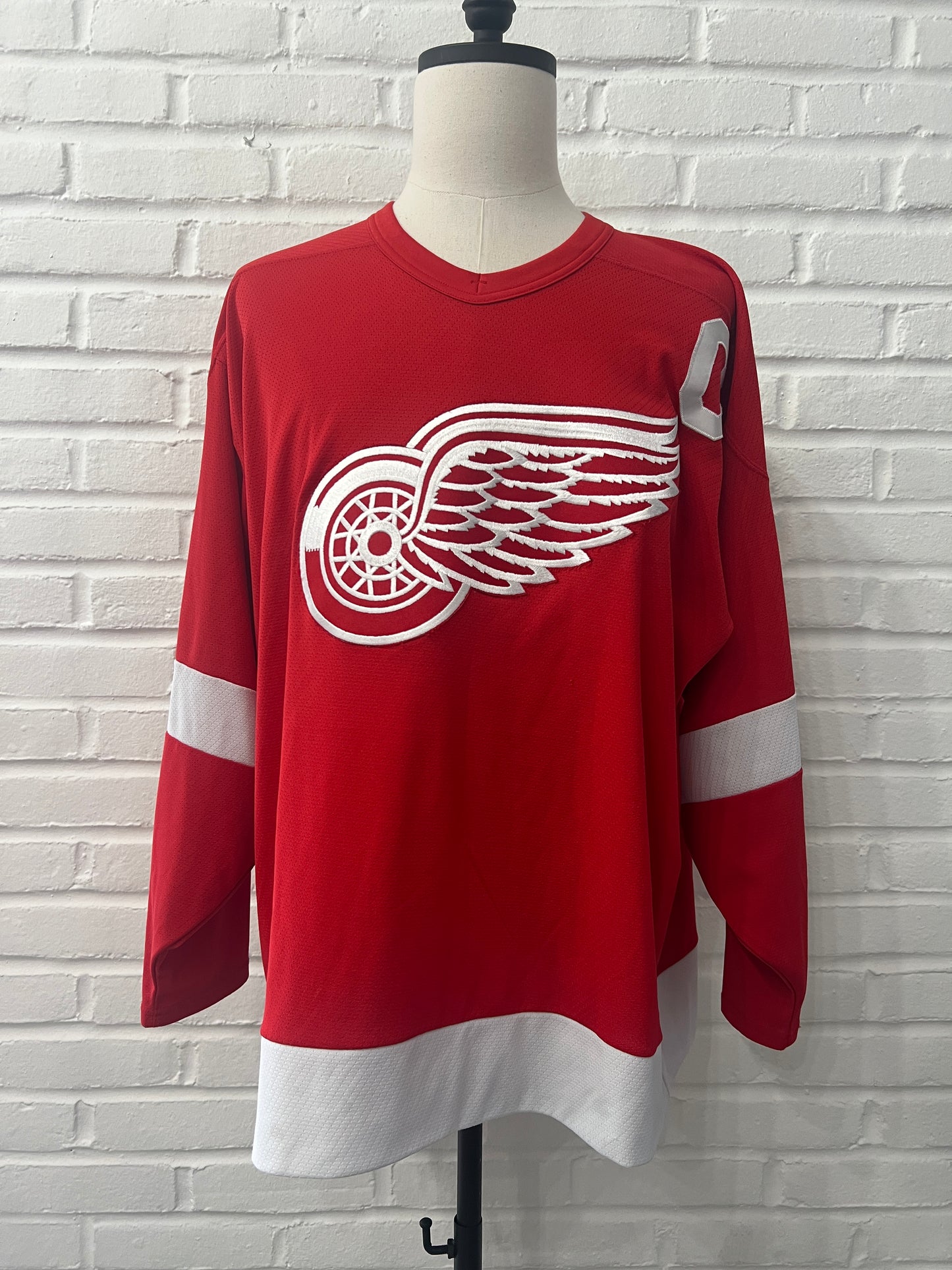 (Adult XL) Vintage Steve Yzerman Detroit Red Wings Jersey