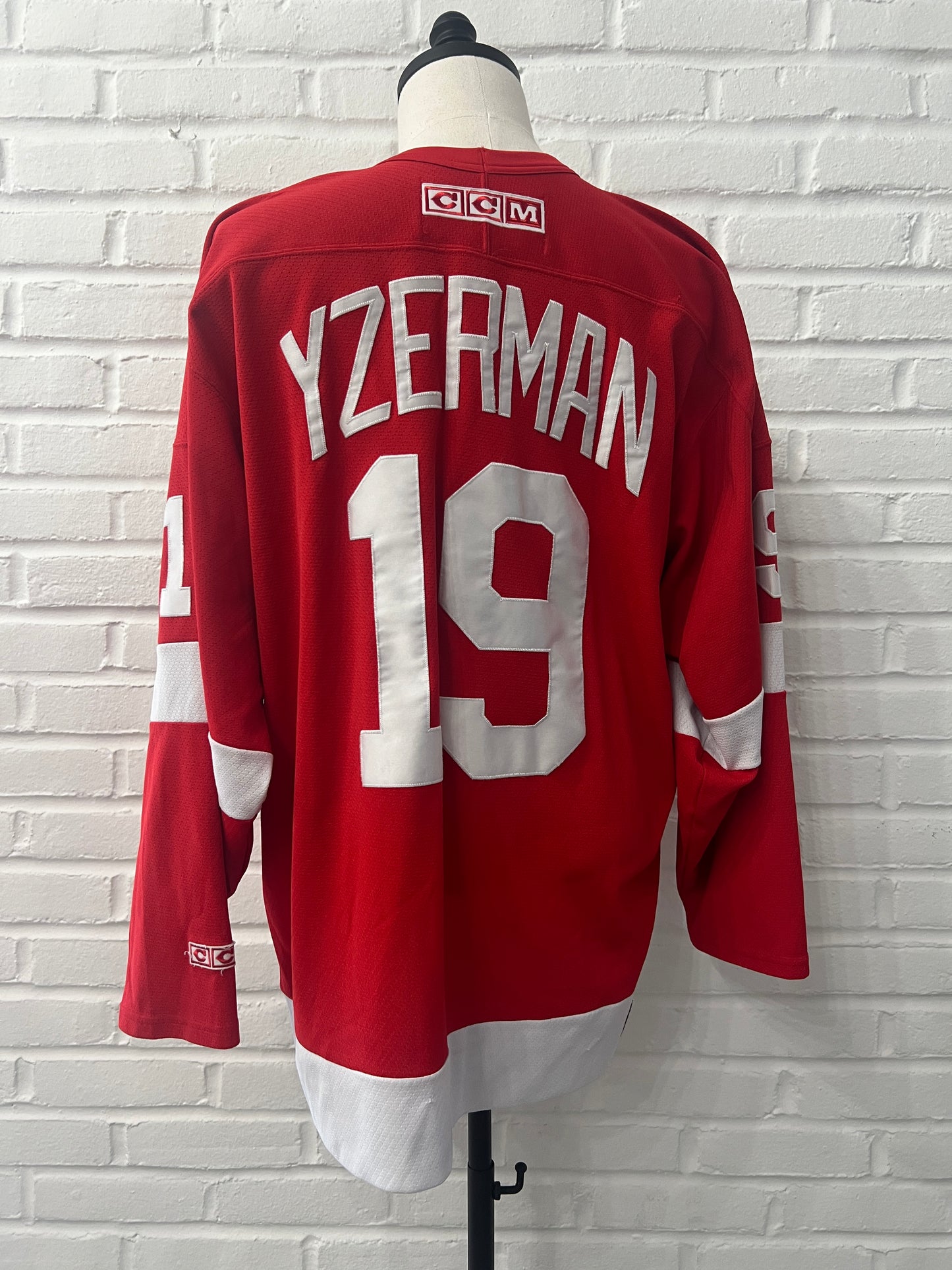 (Adult XL) Vintage Steve Yzerman Detroit Red Wings Jersey