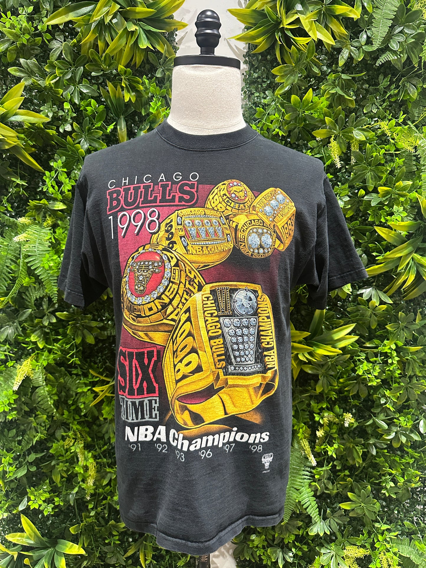 (Mens Medium) 1998 Chicago Bulls Six Time Champs Shirt 007