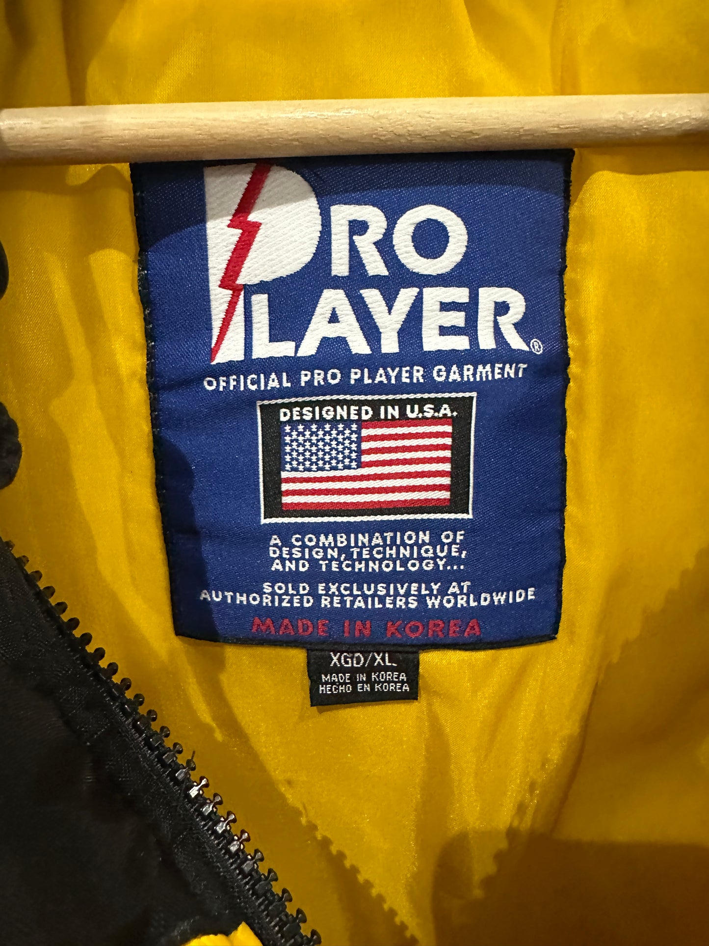 (Mens XL) 90s Iowa University Hawkeyes Jacket