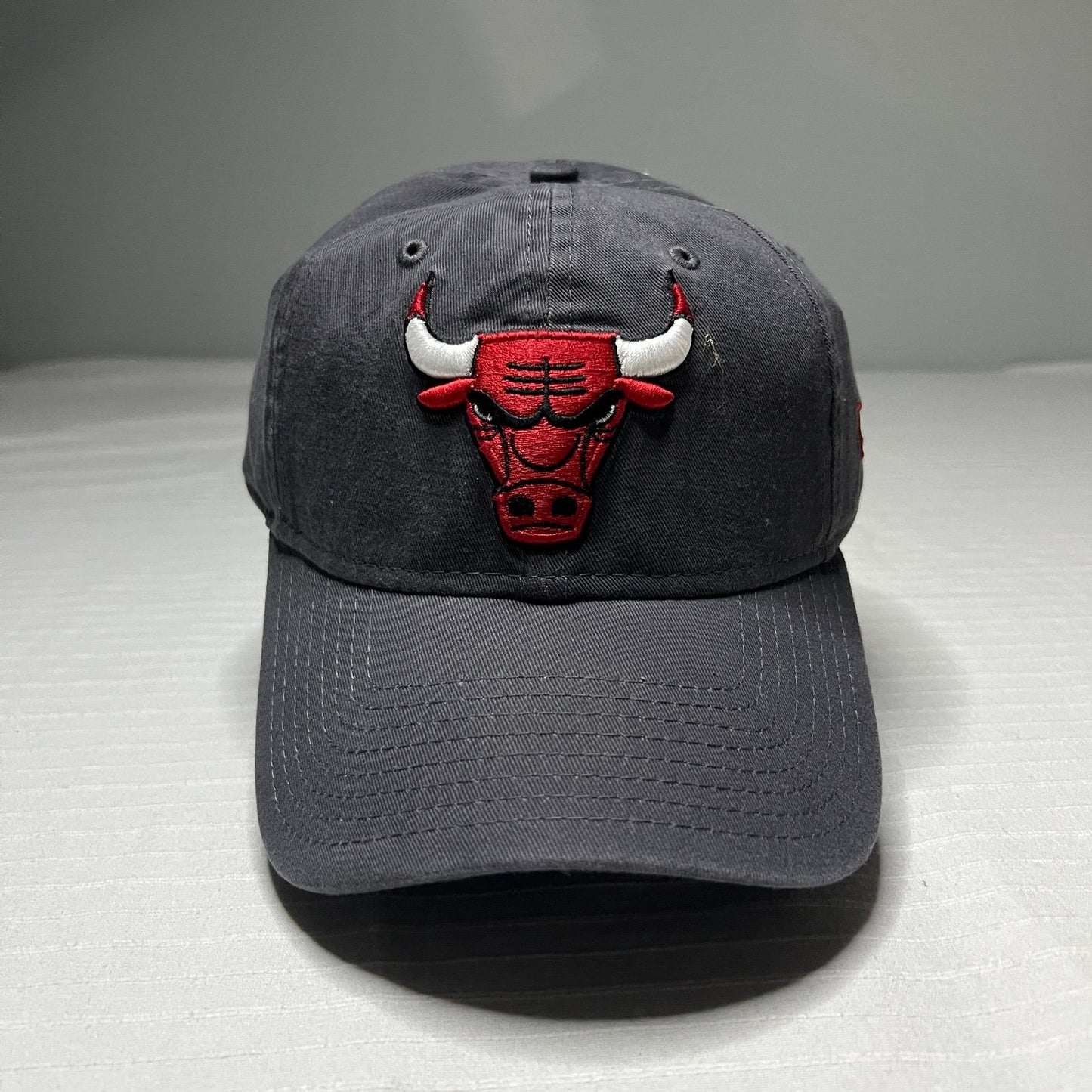 NWT Chicago Bulls New Era Hat Strapback Dad Cap Gray NBA