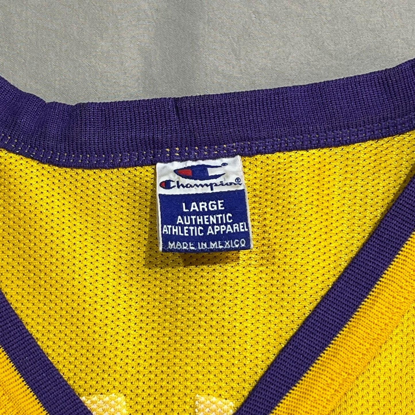 Vintage Kobe Bryant Jersey Los Angeles Lakers Mens 44 Champion 90's #8 Gold