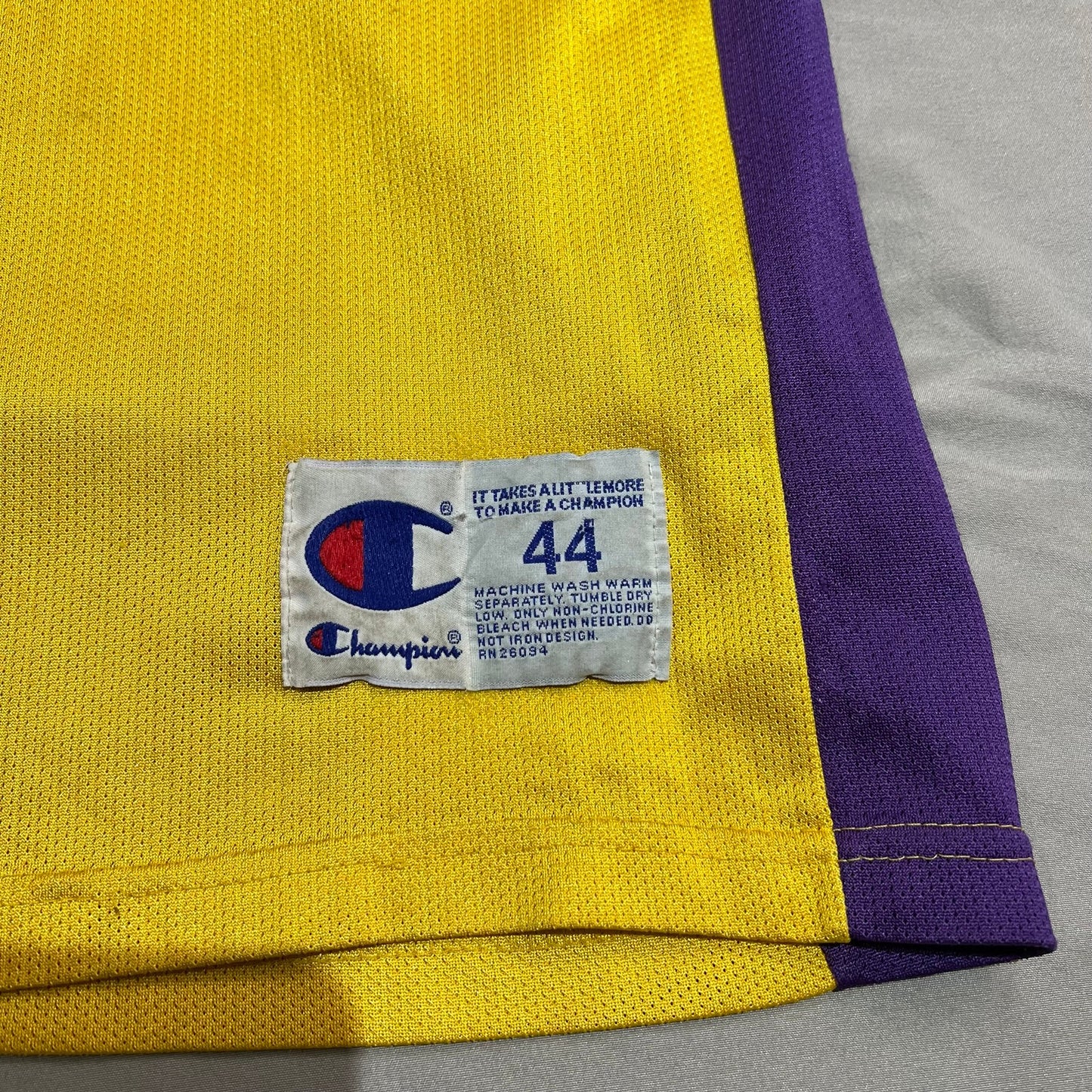 Vintage Kobe Bryant Jersey Los Angeles Lakers Mens 44 Champion 90's #8 Gold