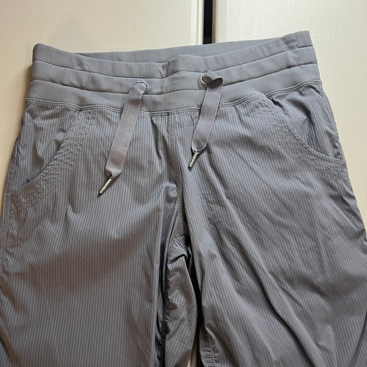 Lululemon Crop Pants Womens 4 Gray Jogger Yoga Athletic Athleisure