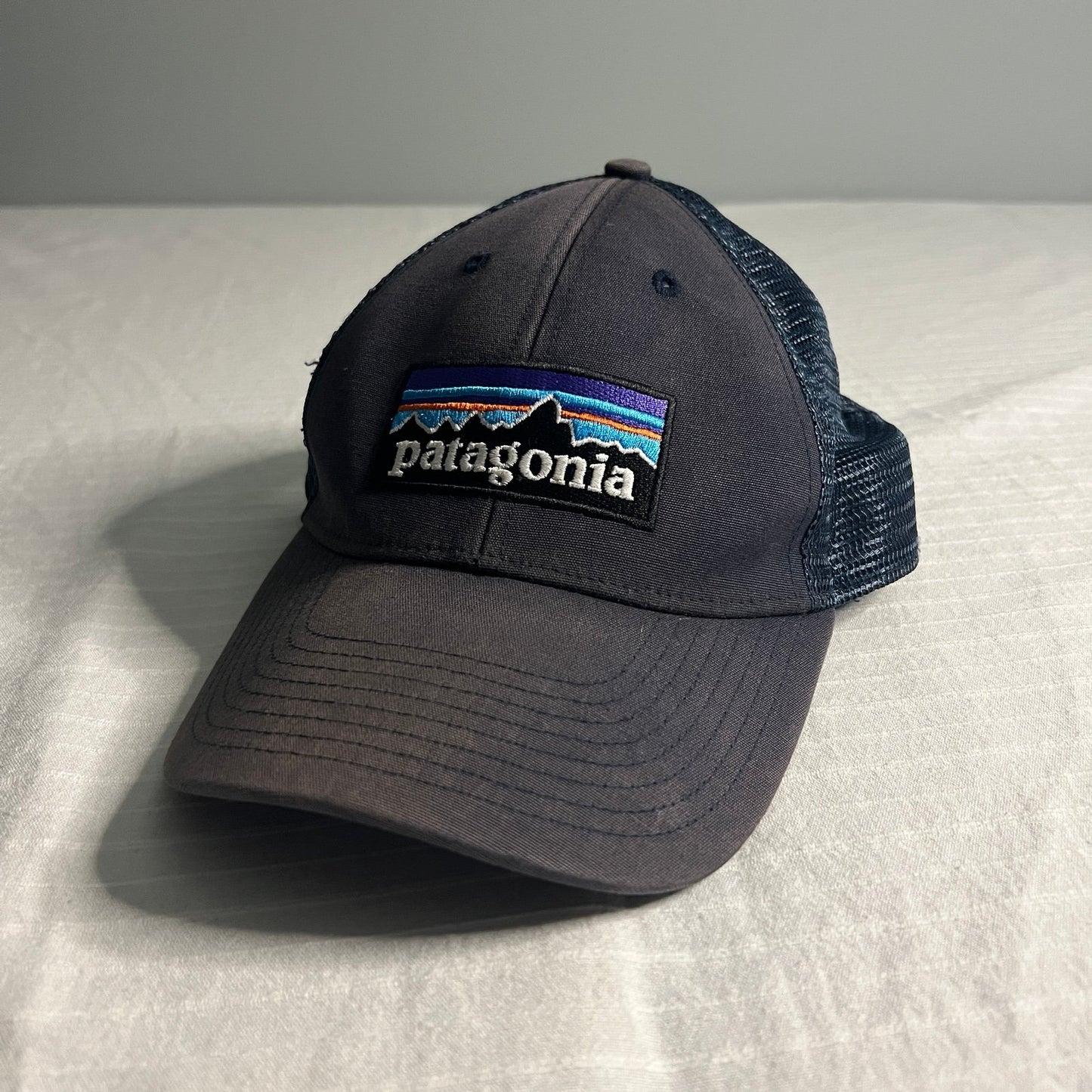 Patagonia P-6 Logo Trucker Hat Snapback Black